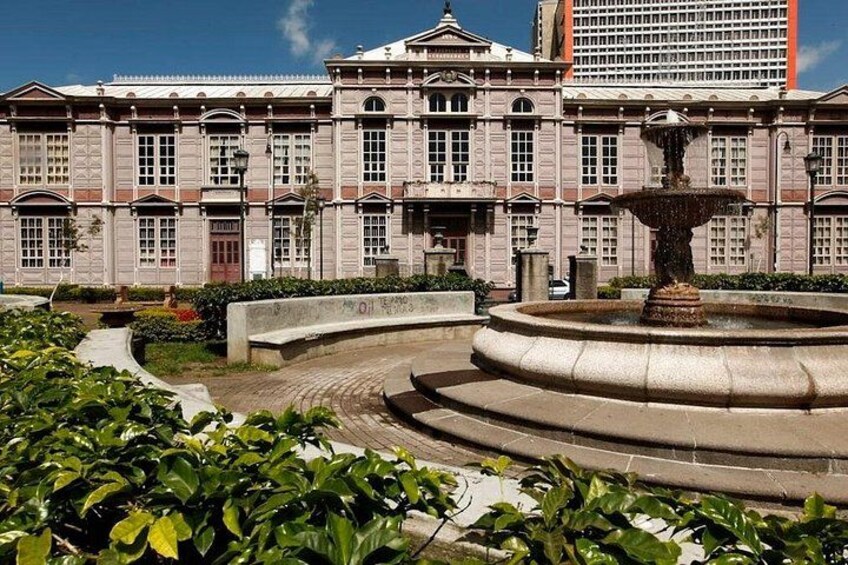 Un edificio histórico con una fuente al frente. 3