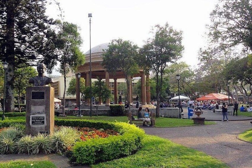 Un parque con un quiosco, una estatua y una fuente. 4