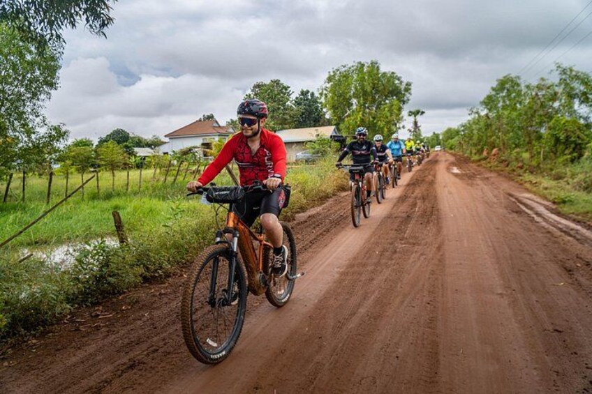 Phnom Penh Bike & Boat Sunset Tour / E-Bike Available 2