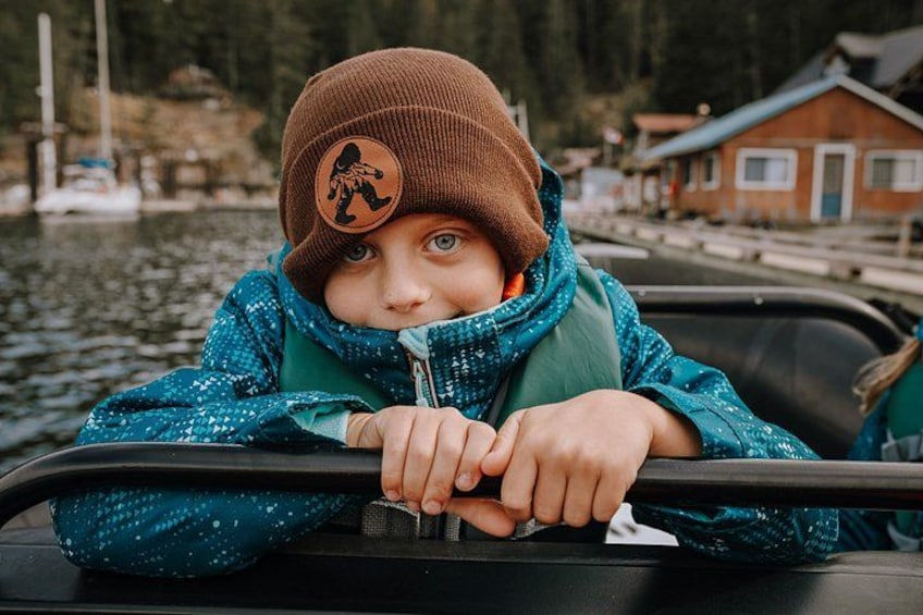 Una persona en un bote, usando un gorro de lana y una chaqueta azul. 2