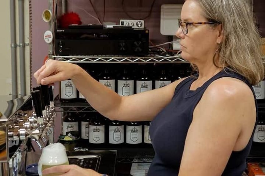 Jemand gießt Flüssigkeit aus einer Flasche in ein Glas. 2