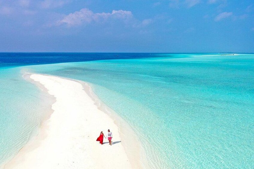 Une plage à l’eau turquoise et limpide, bordée d’un rivage de sable blanc. 3