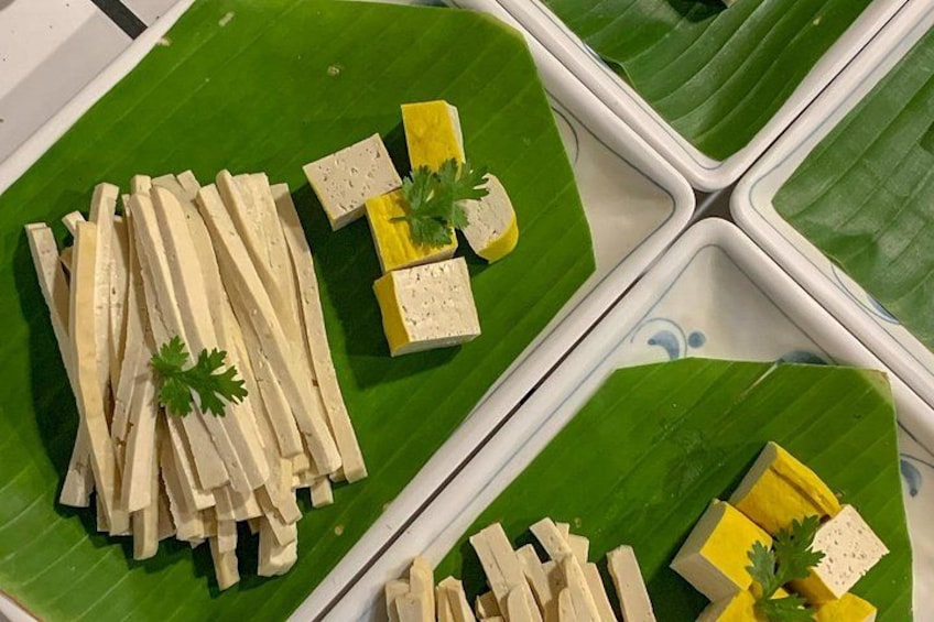 Esposizione di cibo su foglie di banano con diversi articoli. 2