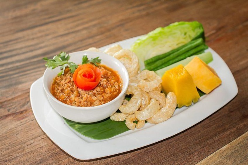Un piatto con salsa rossa, fritture e verdure fresche. 4