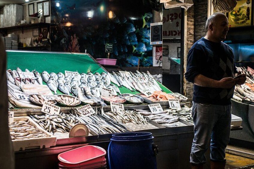 A fish market with various types of fish displayed on ice. 2