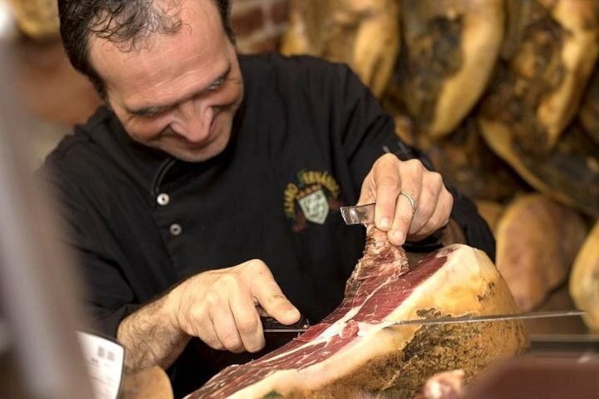 Una persona cortando un gran trozo de carne. 2
