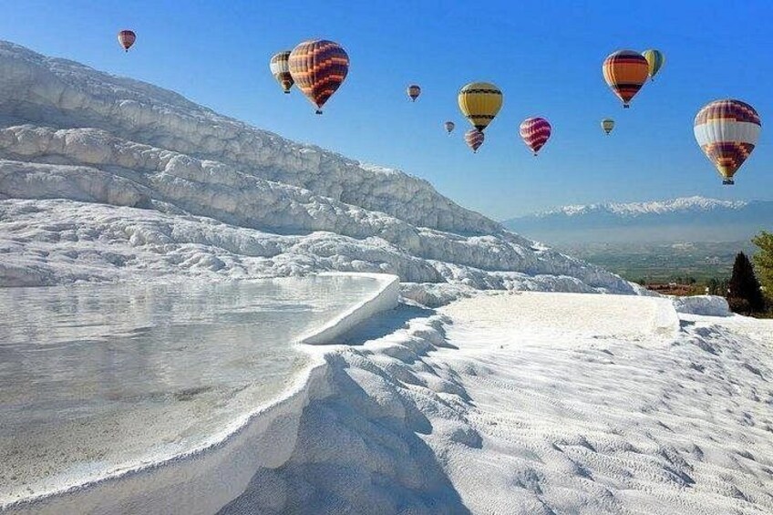 Een besneeerd landschap met luchtballonnen en een heldere lucht. 1