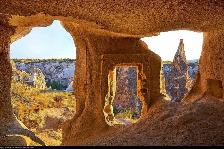 Eine Höhle mit natürlichen Felsformationen und Blick auf die umliegende Landschaft. 5