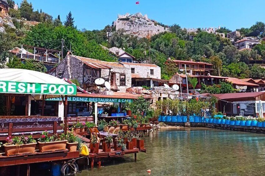 Zona frente al agua con un restaurante llamado 'Fresh Food' y una cafetería. 5