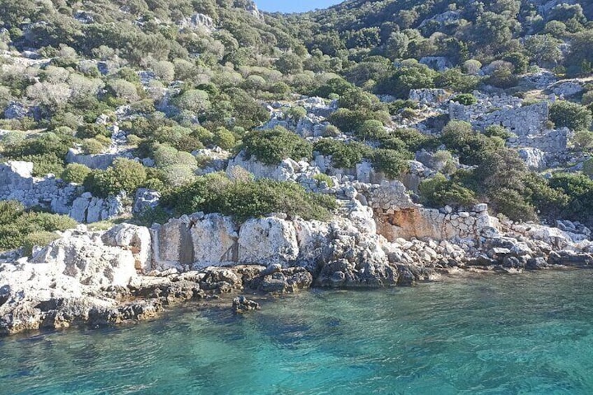Un paisaje costero con acantilados rocosos y aguas turquesas cristalinas. 2
