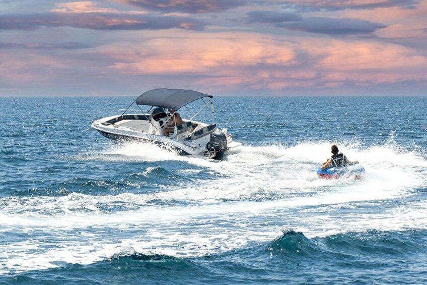 Een boot scheert over het water, met een waterskater erachter. 3