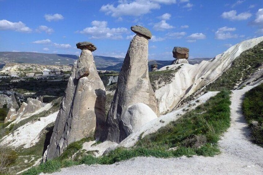 Paesaggio roccioso con formazioni rocciose evidenti e un sentiero sterrato. 2