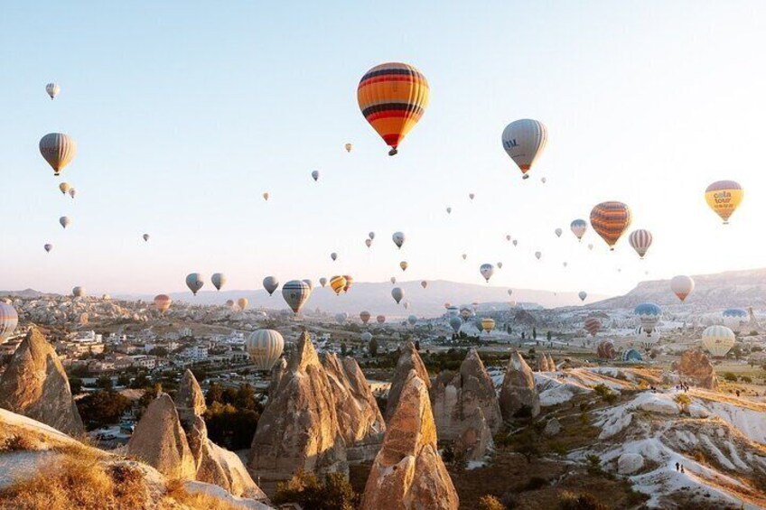 Paesaggio con numerosi palloni aerostatici e formazioni rocciose particolari. 4