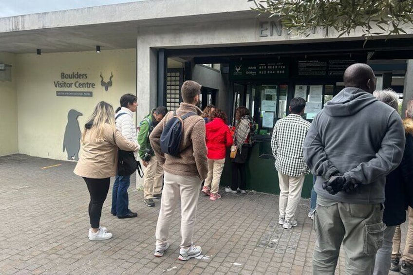 Des personnes font la queue devant le centre d’accueil de Boulders. 5