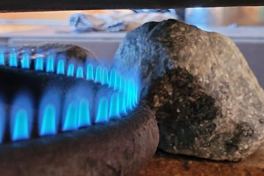 Un radiateur à brosse bleue, avec un rocher à côté. 3