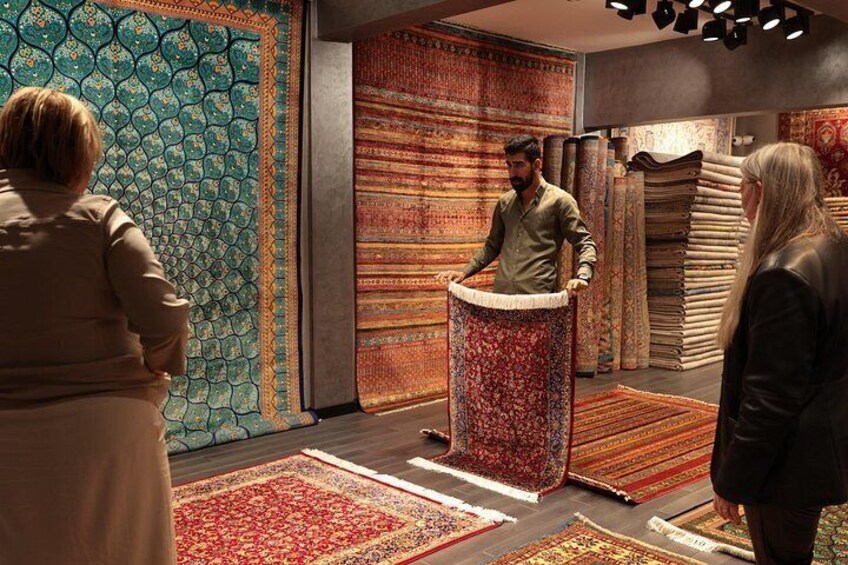 Un magasin de tapis où sont exposés différents types de tapis. 1