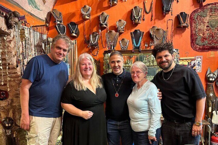 Un gruppo di persone in gioielleria, con diverse collane e braccialetti esposti. 2