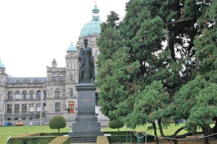 A statue in front of a historic building with a dome. 2