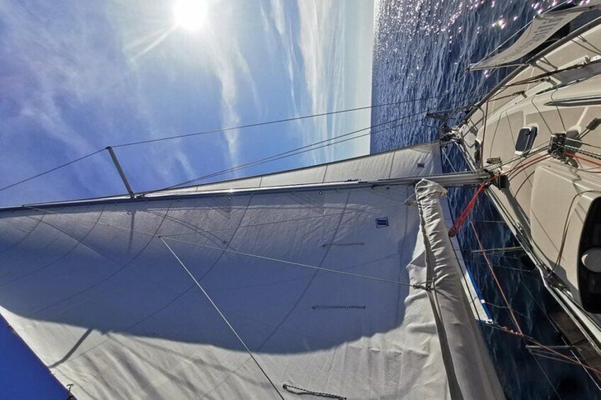 Eine Segelyacht mit großem Segel, Mast und Tauwerk. 5