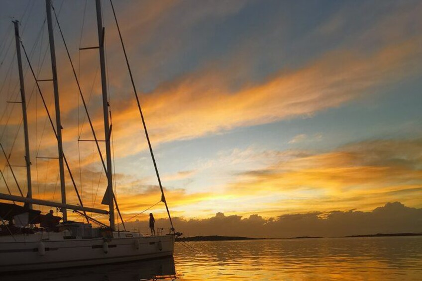Un velero al atardecer, con cielo despejado y aguas tranquilas. 1
