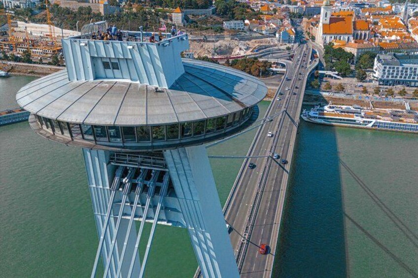 Un ampio ponte con una torre di osservazione circolare e un fiume. 2