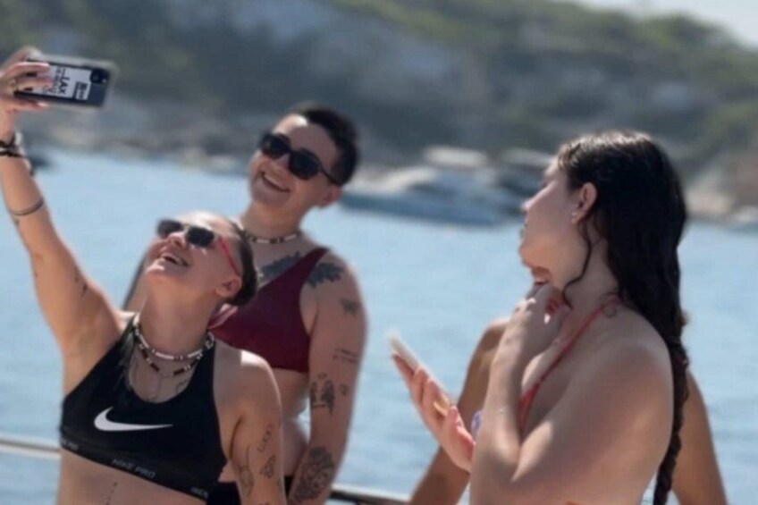 Tre persone si fanno un selfie in riva al mare. 3