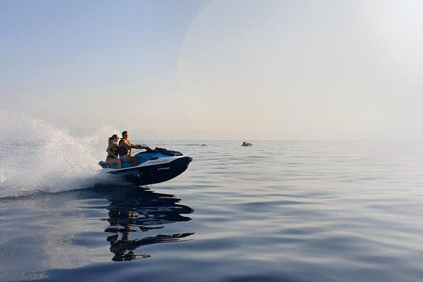 Un jet ski con due persone sull'acqua. 2