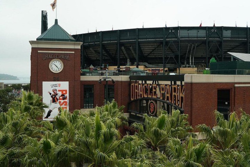 Et stadion med et ur og et stort skilt, der viser 'ORACLE PARK'. 2