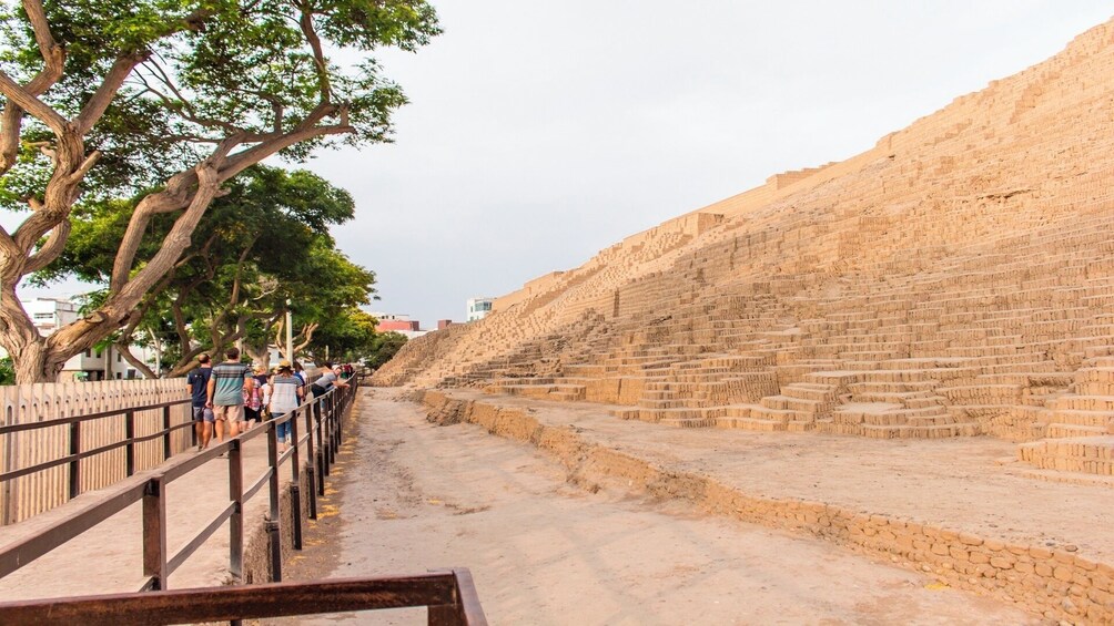 Tour to Huaca Pucllana and Huaca Mateo Salado