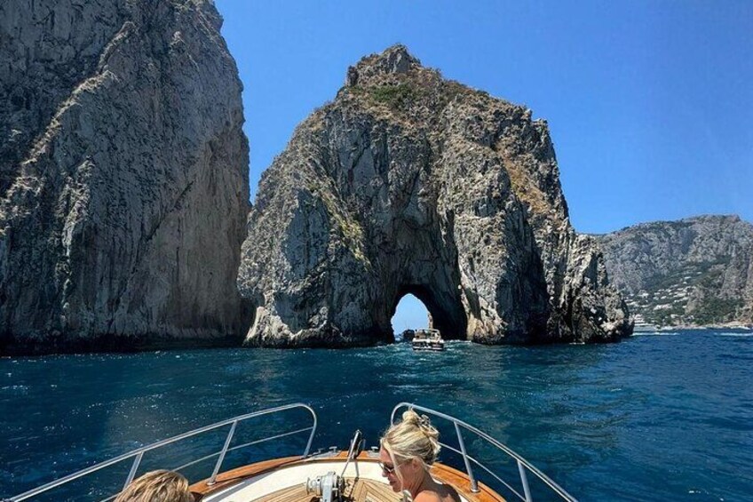 Un bateau près d’une grande formation rocheuse dotée d’une arche naturelle. 2