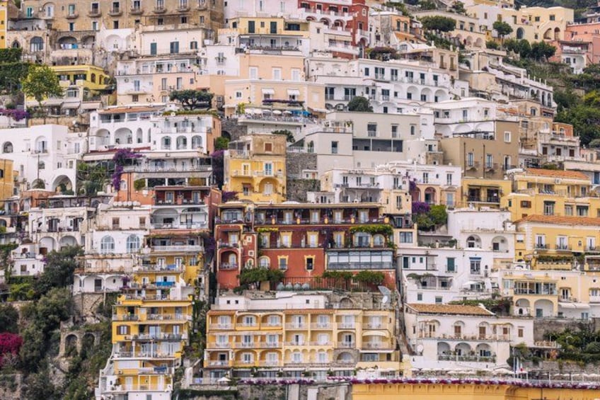 Une colline densément bâtie, parsemée de bâtiments aux couleurs vives, dont certains sont dotés de balcons et de terrasses. 5