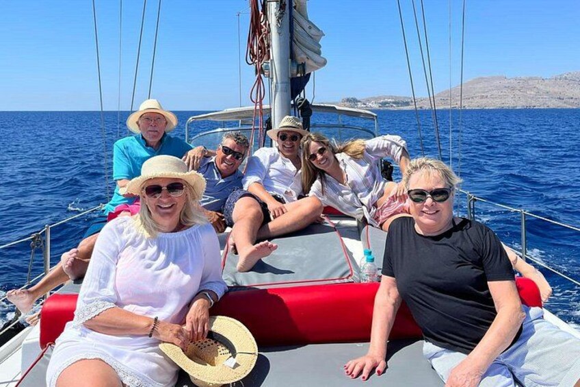 En gruppe mennesker på en sejlbåd i havet. 2
