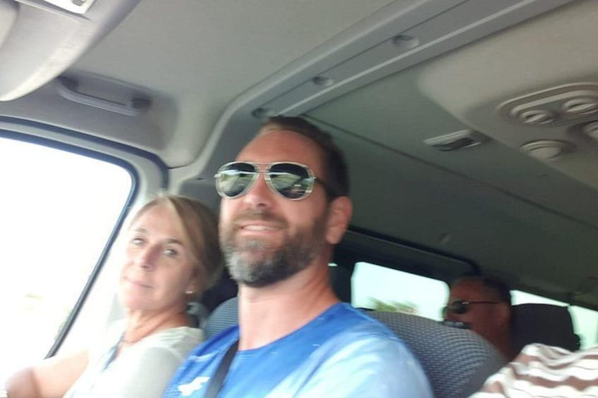 L'intérieur d'un véhicule, avec une personne portant une chemise bleue et des lunettes de soleil. 3
