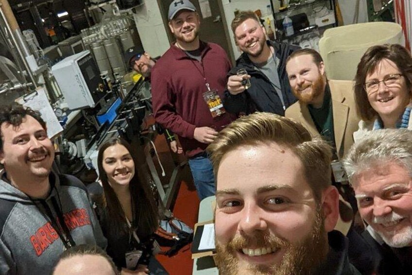 En gruppe mennesker i et laboratorium med videnskabeligt udstyr. 3