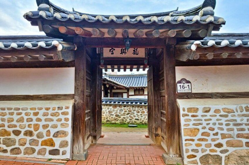 En traditionel koreansk portal med stenvægge og et tag med fliser. 2