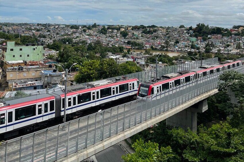 Un train circulant sur une voie surélevée au-dessus d’une ville. 1