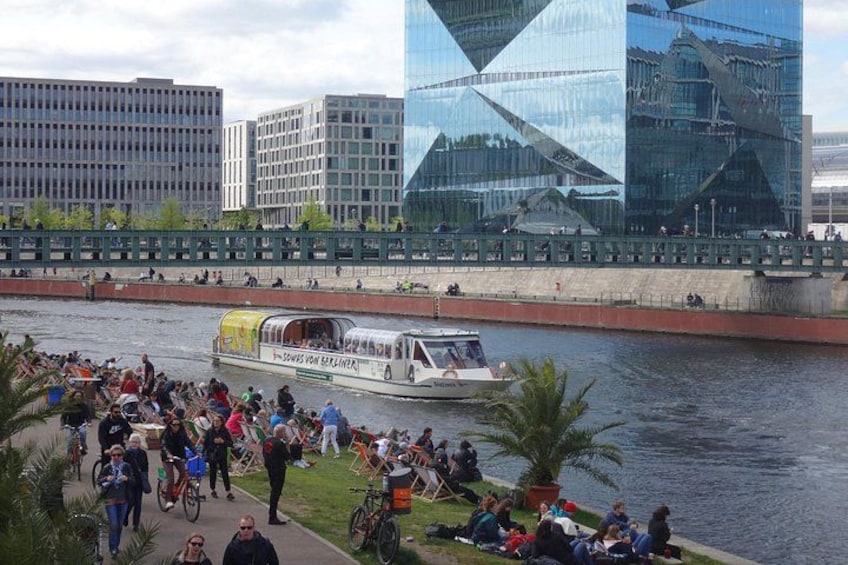 Berlin sightseeing boat tour on the Spree 2
