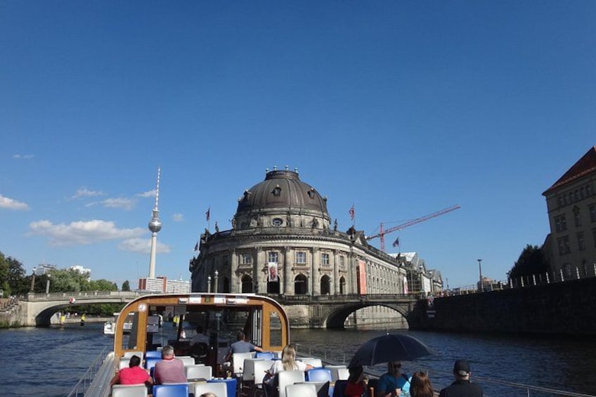 Berlin sightseeing boat tour on the Spree 3