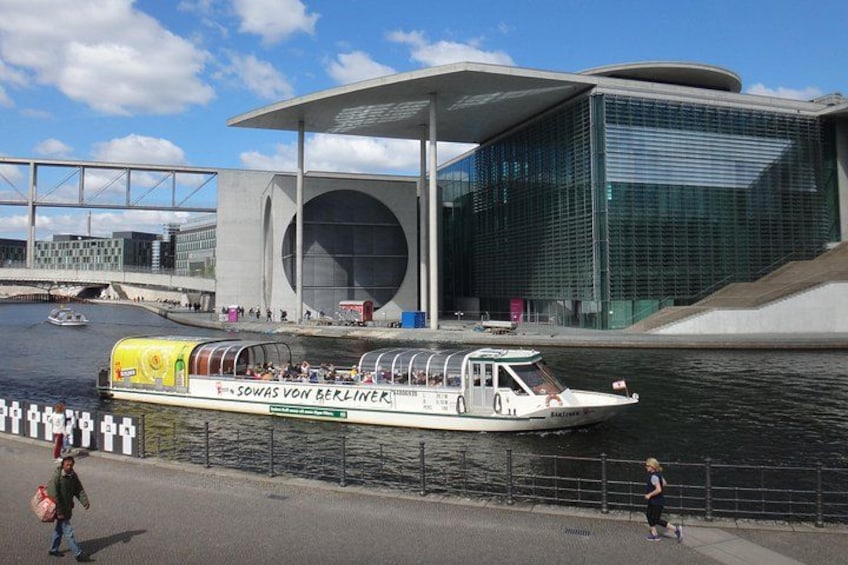 Berlin sightseeing boat tour on the Spree 2