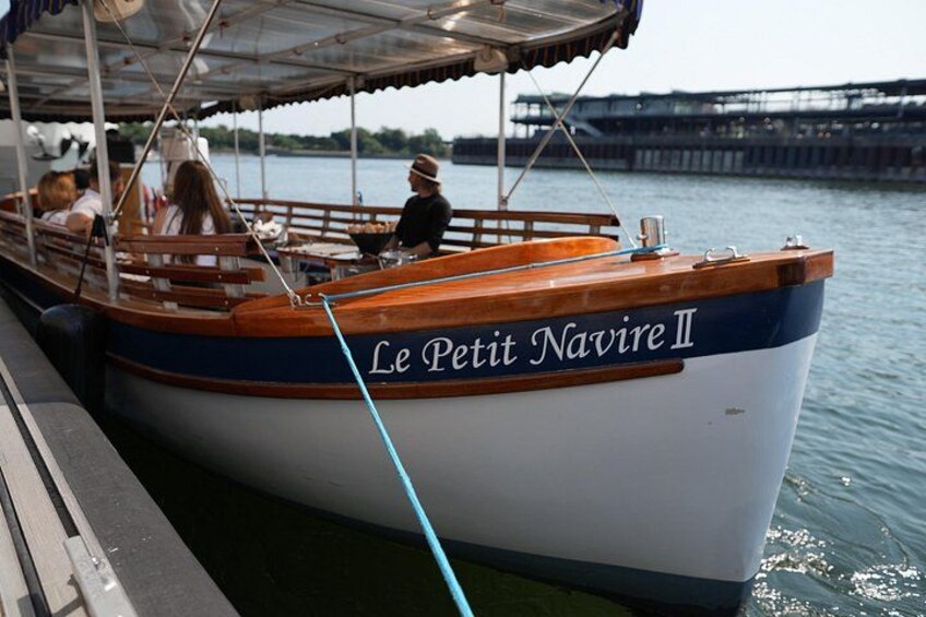 Montreal: Guided Electric Boat Cruise in Small Group 2