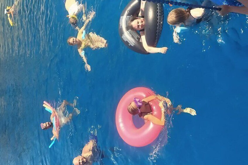 Personas flotando en el agua con flotadores. 2