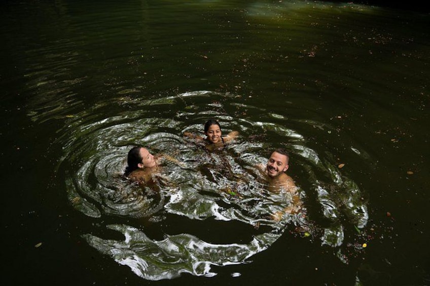 Tres personas nadando en el agua. 1