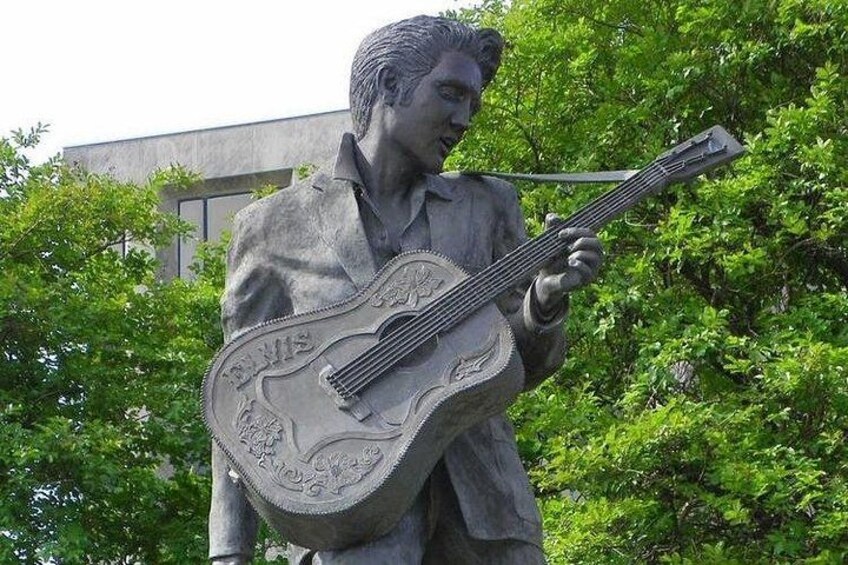 Elvis' Evolution: From Tupelo to Stardom 4