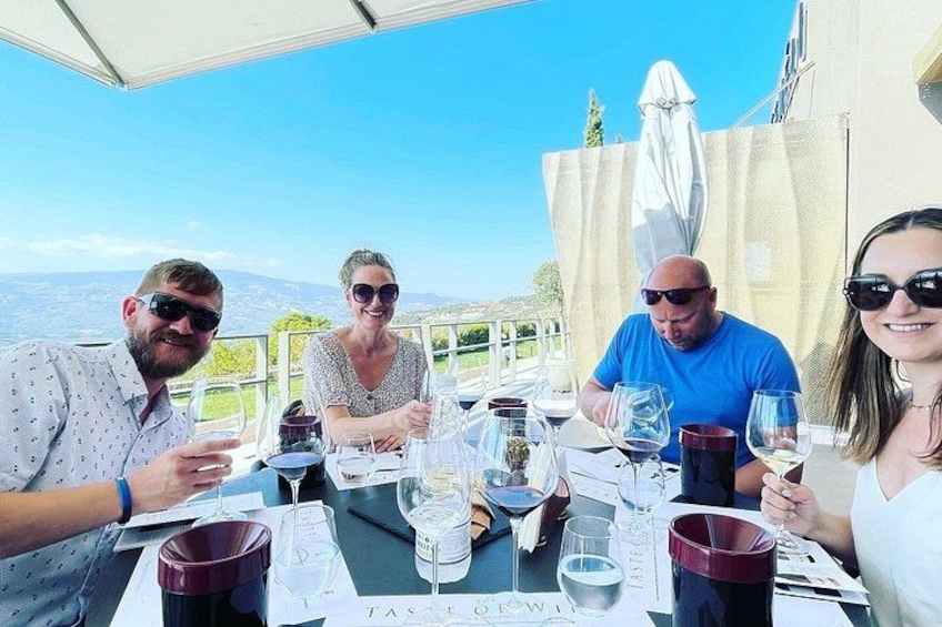 Un grupo de personas cenando en una mesa al aire libre con vistas panorámicas. 5