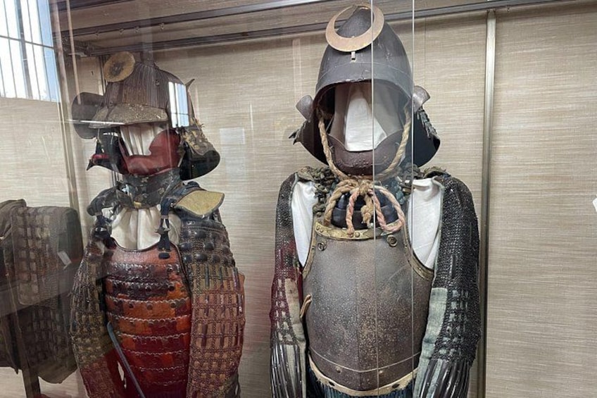 Two historical samurai armor displays in a museum. 5