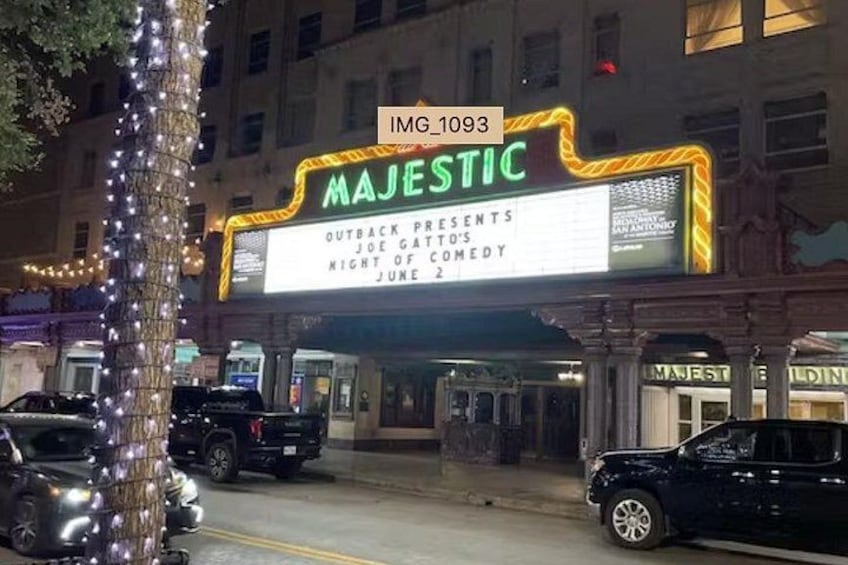 Un cartel de cine con el nombre 'MAJESTIC' y un anuncio de función de comedia. 2