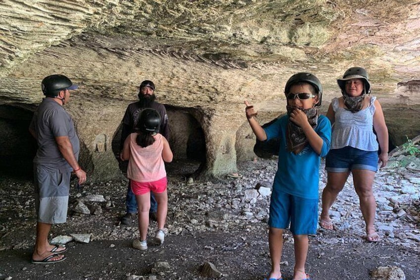 Un groupe de personnes se tient dans une grotte aux parois rocheuses. 2