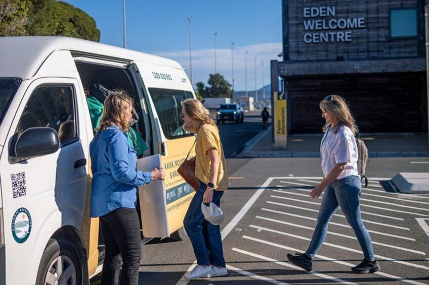 Un fourgon blanc, des personnes qui interagissent et un bâtiment portant l’inscription « CENTRE D’ACCUEIL EDEN ». 2