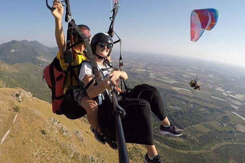 Dos personas en un teleférico con una vista panorámica de un valle y montañas. 5