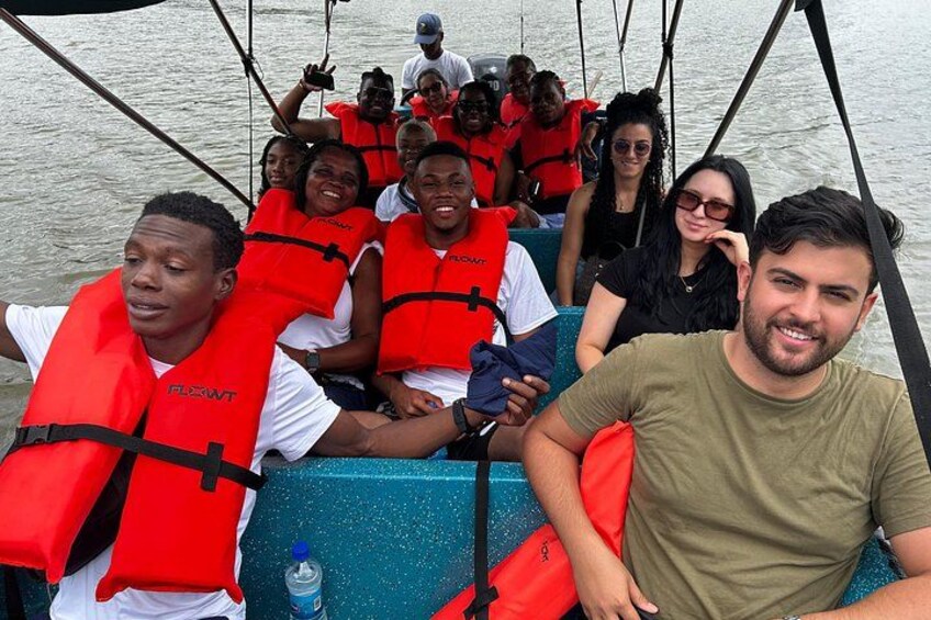 Guided boat tour on the Panama Canal and visit the wildlife 3